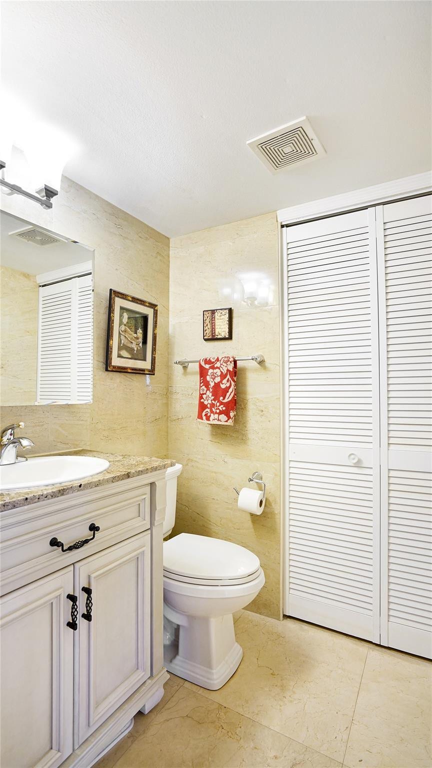 3410 Galt Ocean Drive, #802 N, Fort Lauderdale, FL 33308 The half bath.