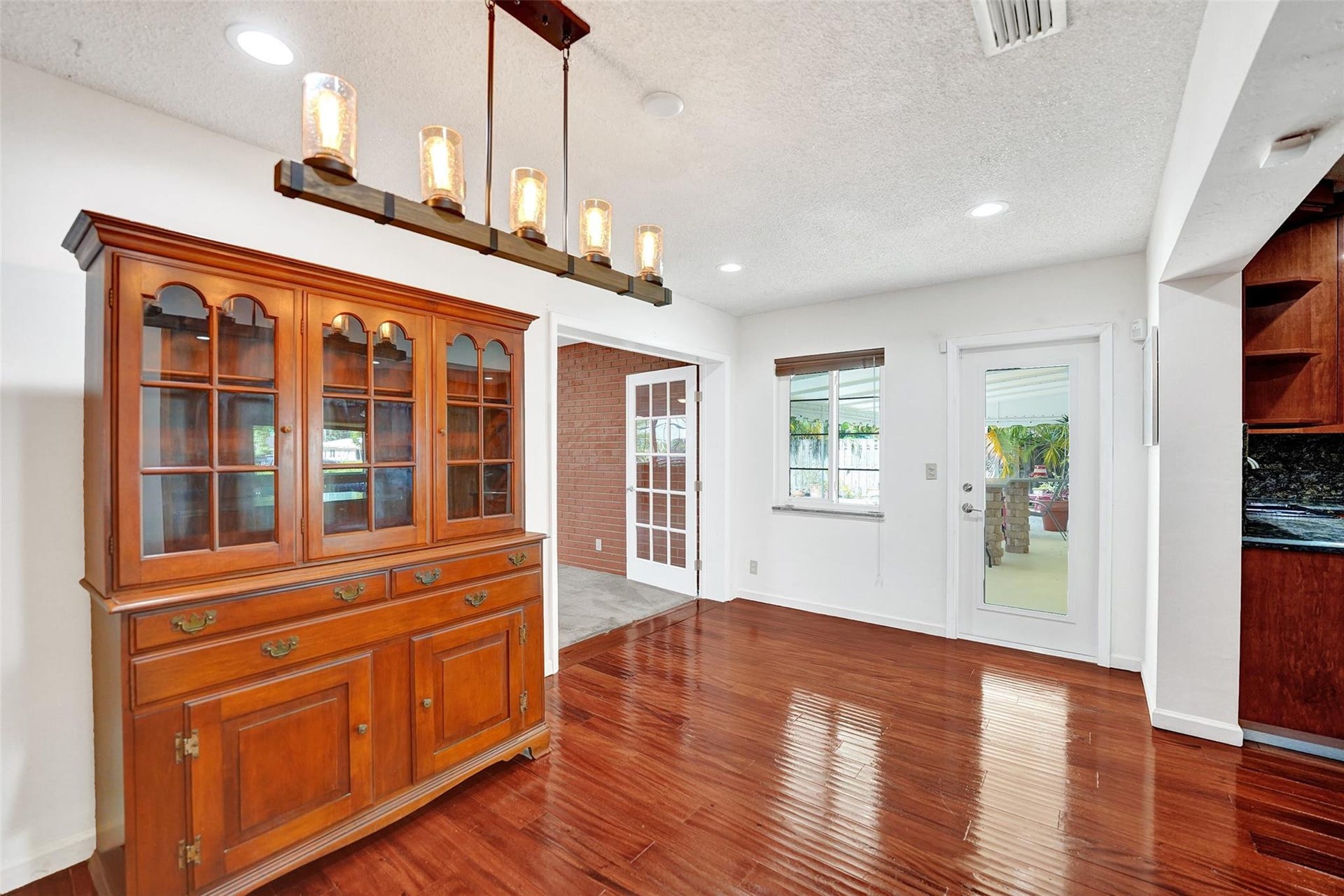 4731 NE 13 Avenue, Oakland Park, FL 33334 Dining room.