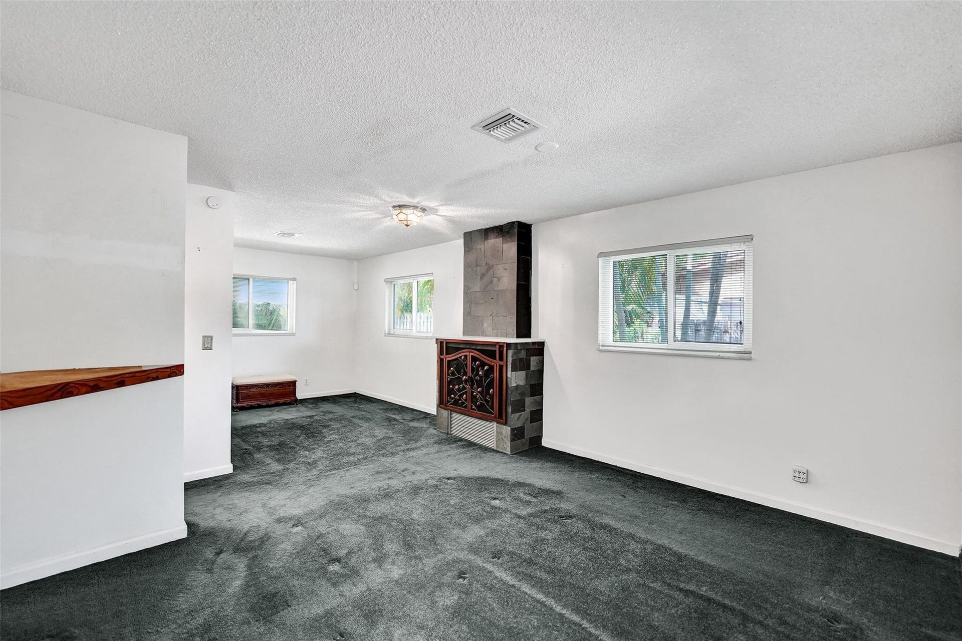 4731 NE 13 Avenue, Oakland Park, FL 33334 Oversized bedroom with sitting area.