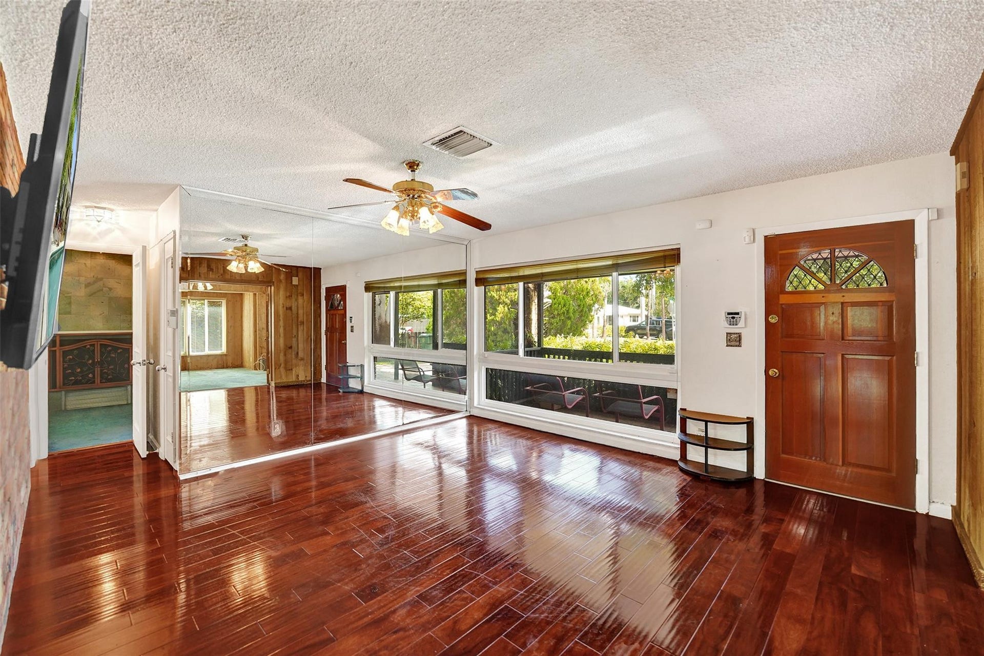 4731 NE 13 Avenue, Oakland Park, FL 33334 Living room
