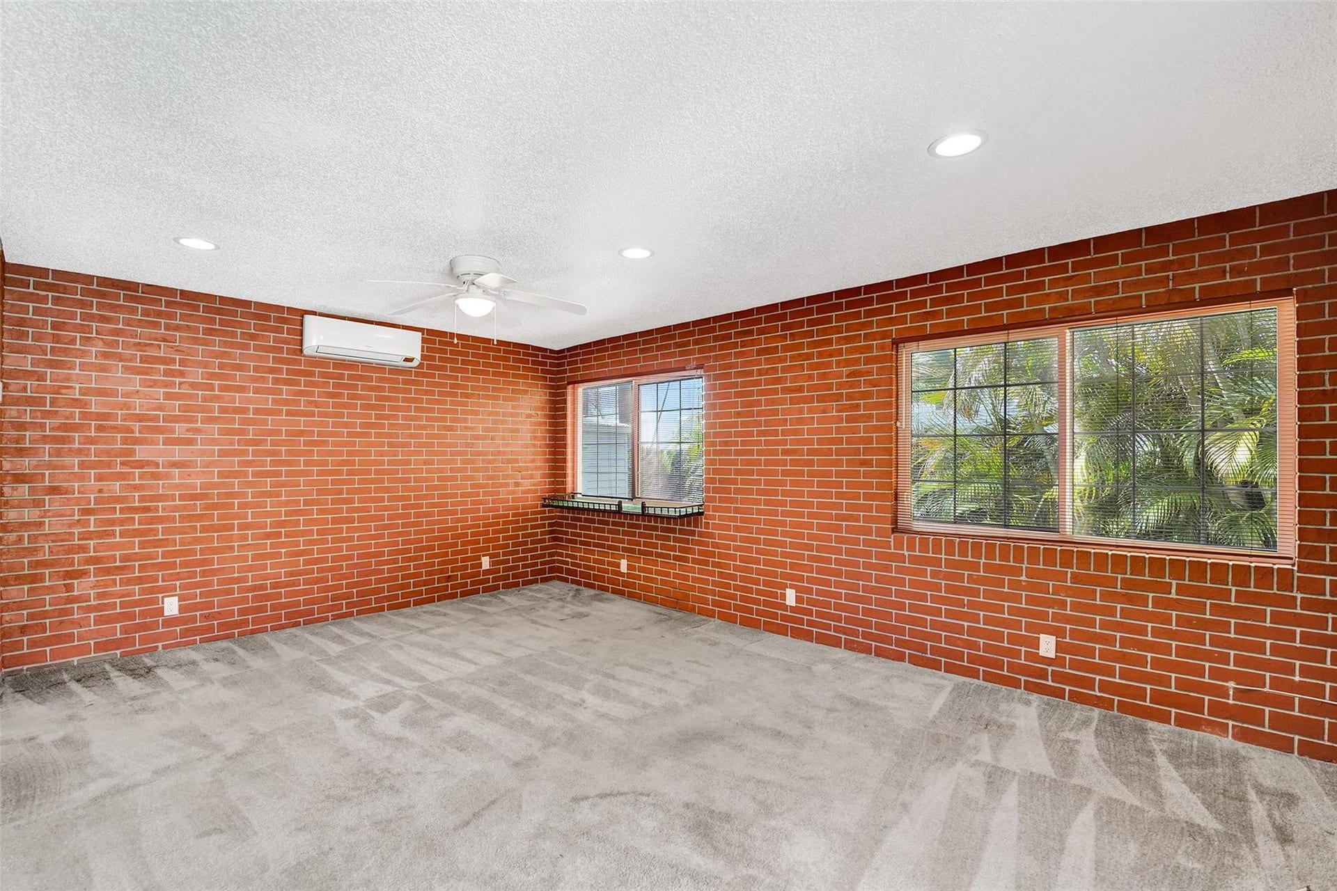 4731 NE 13 Avenue, Oakland Park, FL 33334 Large third bedroom/bath in-law suite with private entrance and pool views.