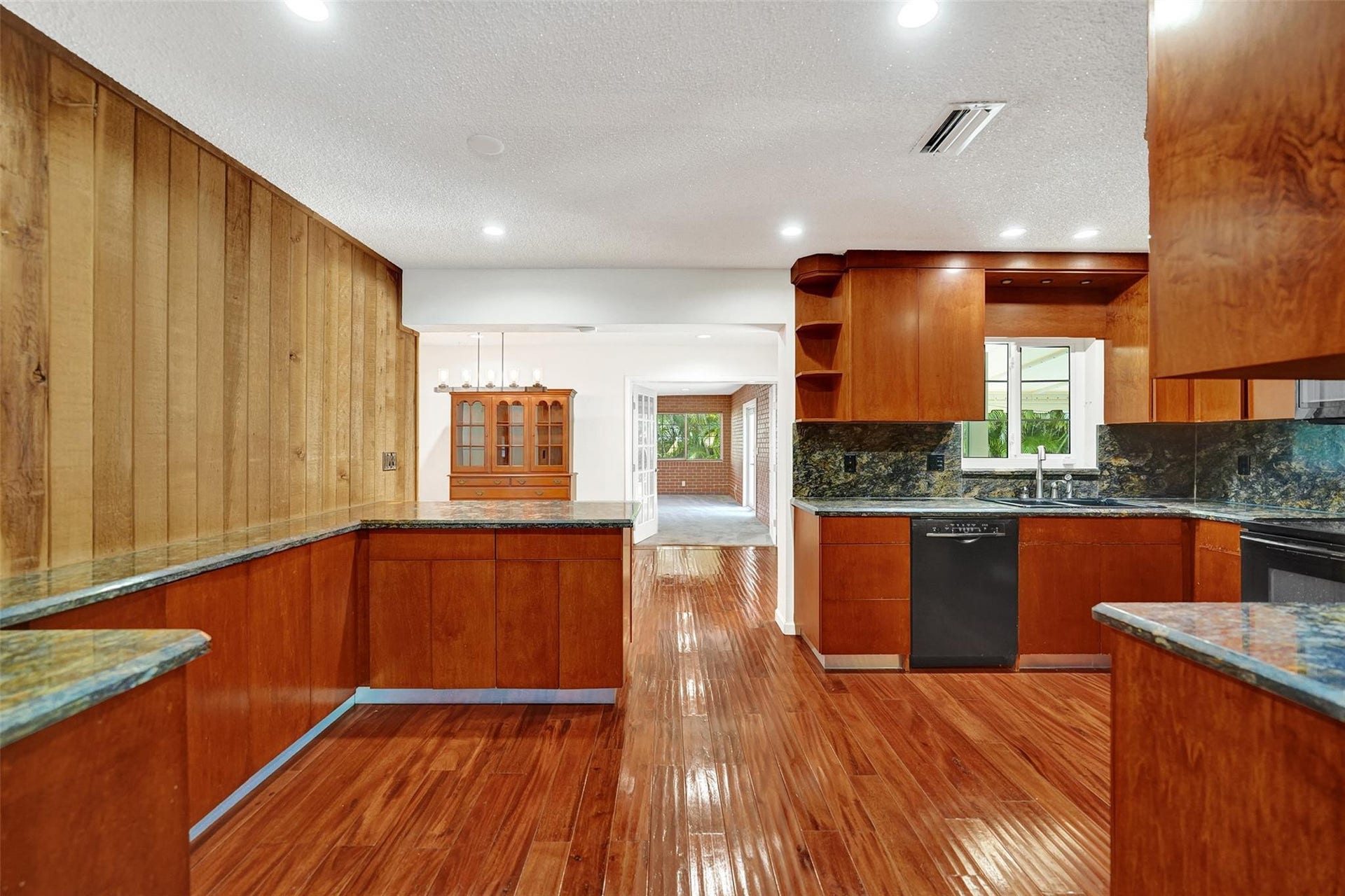 4731 NE 13 Avenue, Oakland Park, FL 33334 Spacious kitchen with breakfast counter.