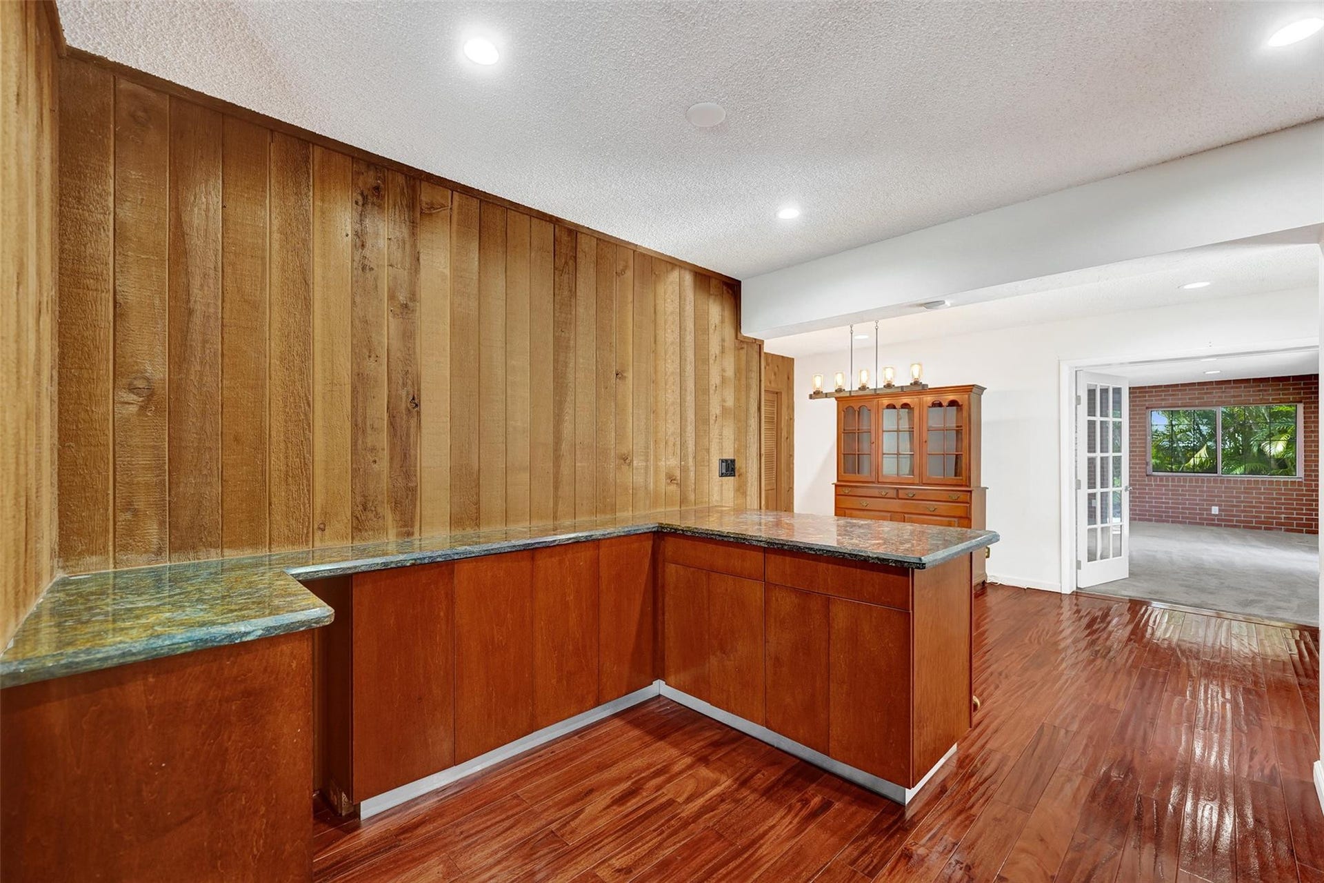4731 NE 13 Avenue, Oakland Park, FL 33334 Spacious breakfast bar area in kitchen.