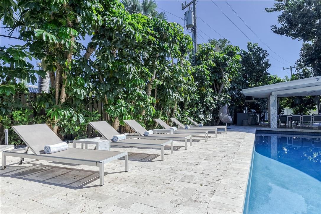 1800 SE Admirals Way, Fort Lauderdale, Fort Lauderdale, FL 33316 Plenty of Lounge chairs!