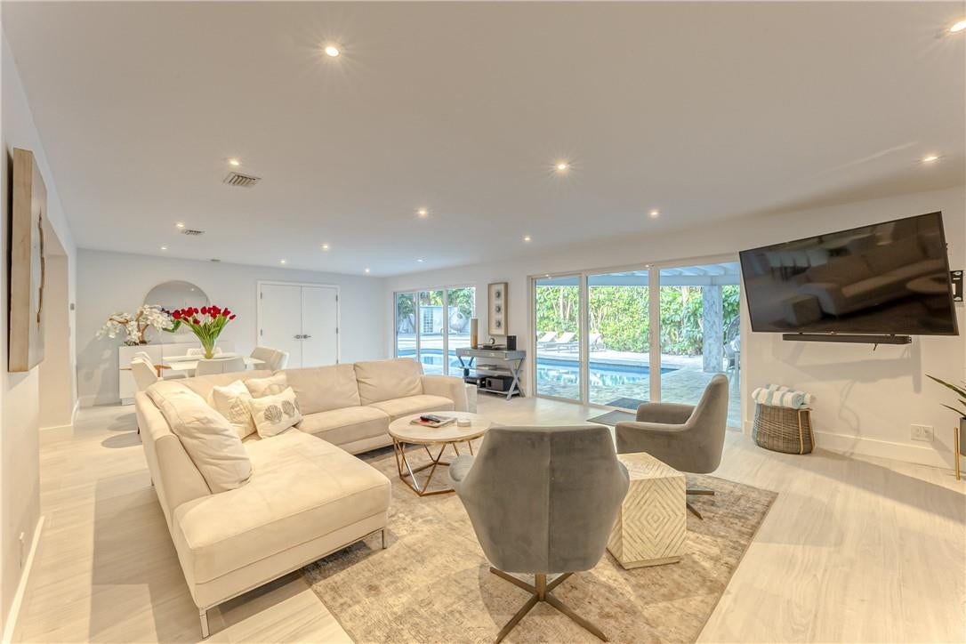 1800 SE Admirals Way, Fort Lauderdale, Fort Lauderdale, FL 33316 Elegantly decorated living space