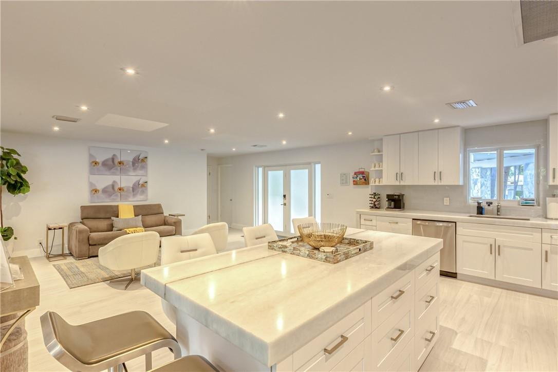 1800 SE Admirals Way, Fort Lauderdale, Fort Lauderdale, FL 33316 Marble Island bar with 5 barstools and expansive chef's kitchen.