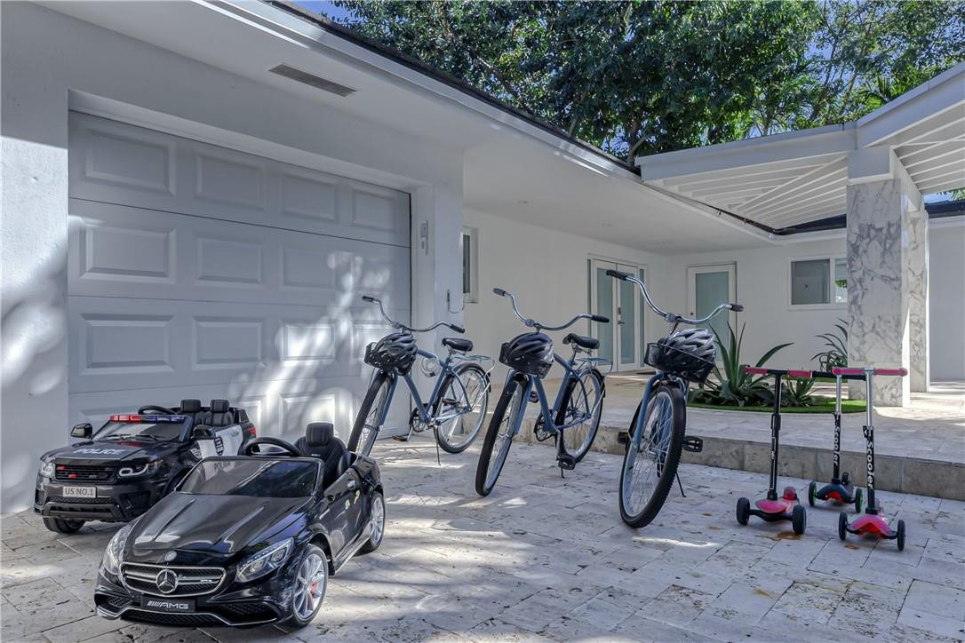 1800 SE Admirals Way, Fort Lauderdale, Fort Lauderdale, FL 33316 Everyone has a ride....