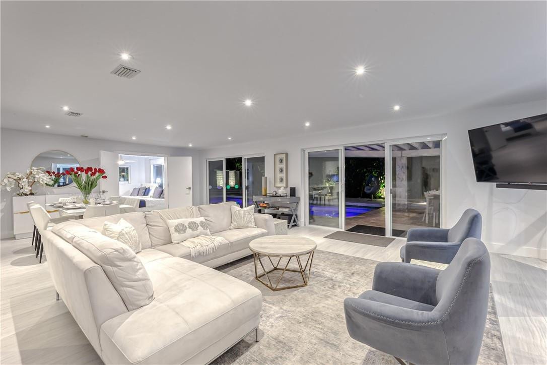 1800 SE Admirals Way, Fort Lauderdale, Fort Lauderdale, FL 33316 Lots of seating!!