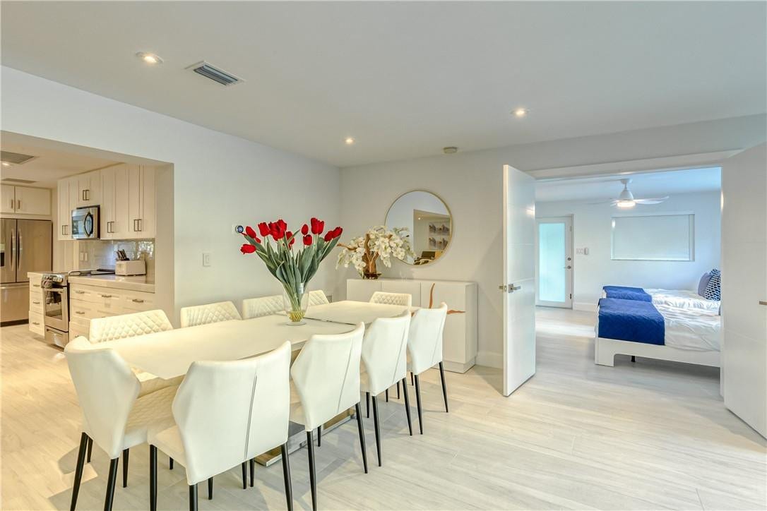 1800 SE Admirals Way, Fort Lauderdale, Fort Lauderdale, FL 33316 Large elegant table. Room for 8