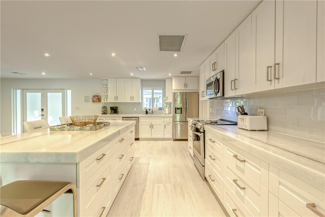 1800 SE Admirals Way, Fort Lauderdale, Fort Lauderdale, FL 33316 Marble Island bar with 5 barstools and expansive chef's kitchen.