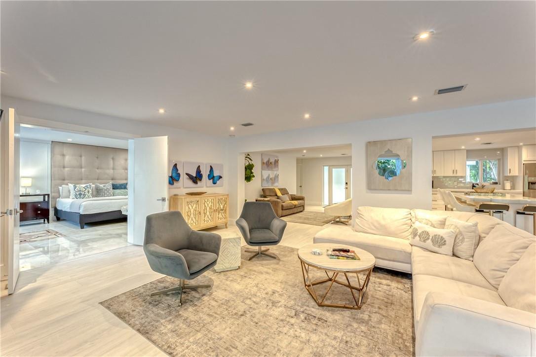 1800 SE Admirals Way, Fort Lauderdale, Fort Lauderdale, FL 33316 Elegantly decorated living space
