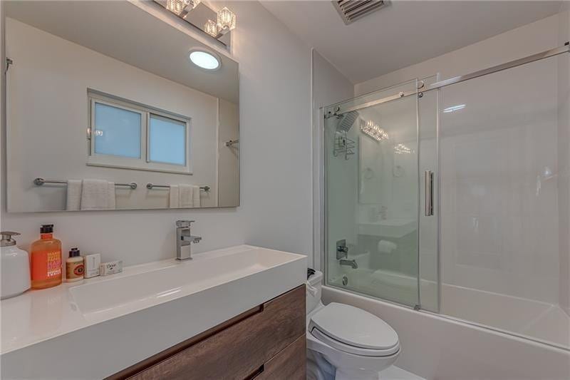 1800 SE Admirals Way, Fort Lauderdale, Fort Lauderdale, FL 33316 Bathroom #3 with Bathtub...