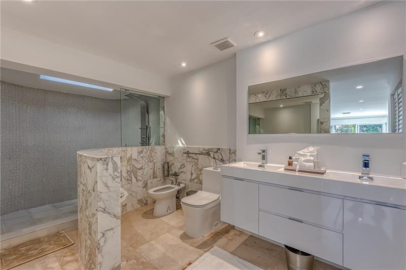 1800 SE Admirals Way, Fort Lauderdale, Fort Lauderdale, FL 33316 His and Hers primary Bathroom... Skylight in the shower!!