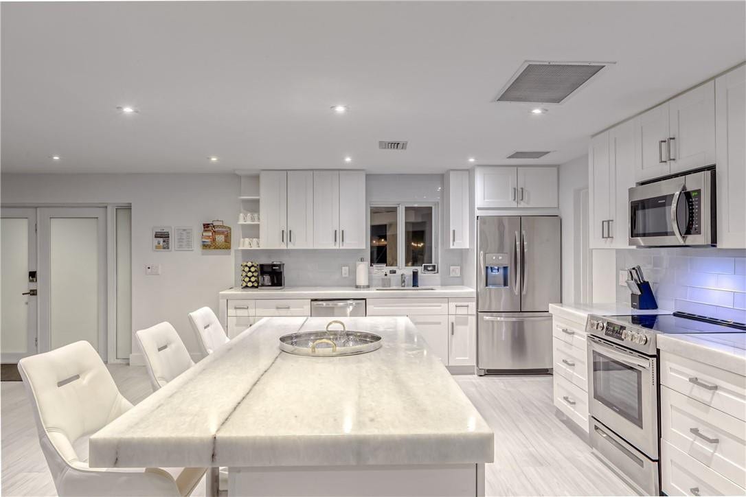 1800 SE Admirals Way, Fort Lauderdale, Fort Lauderdale, FL 33316 Great kitchen for cooking!