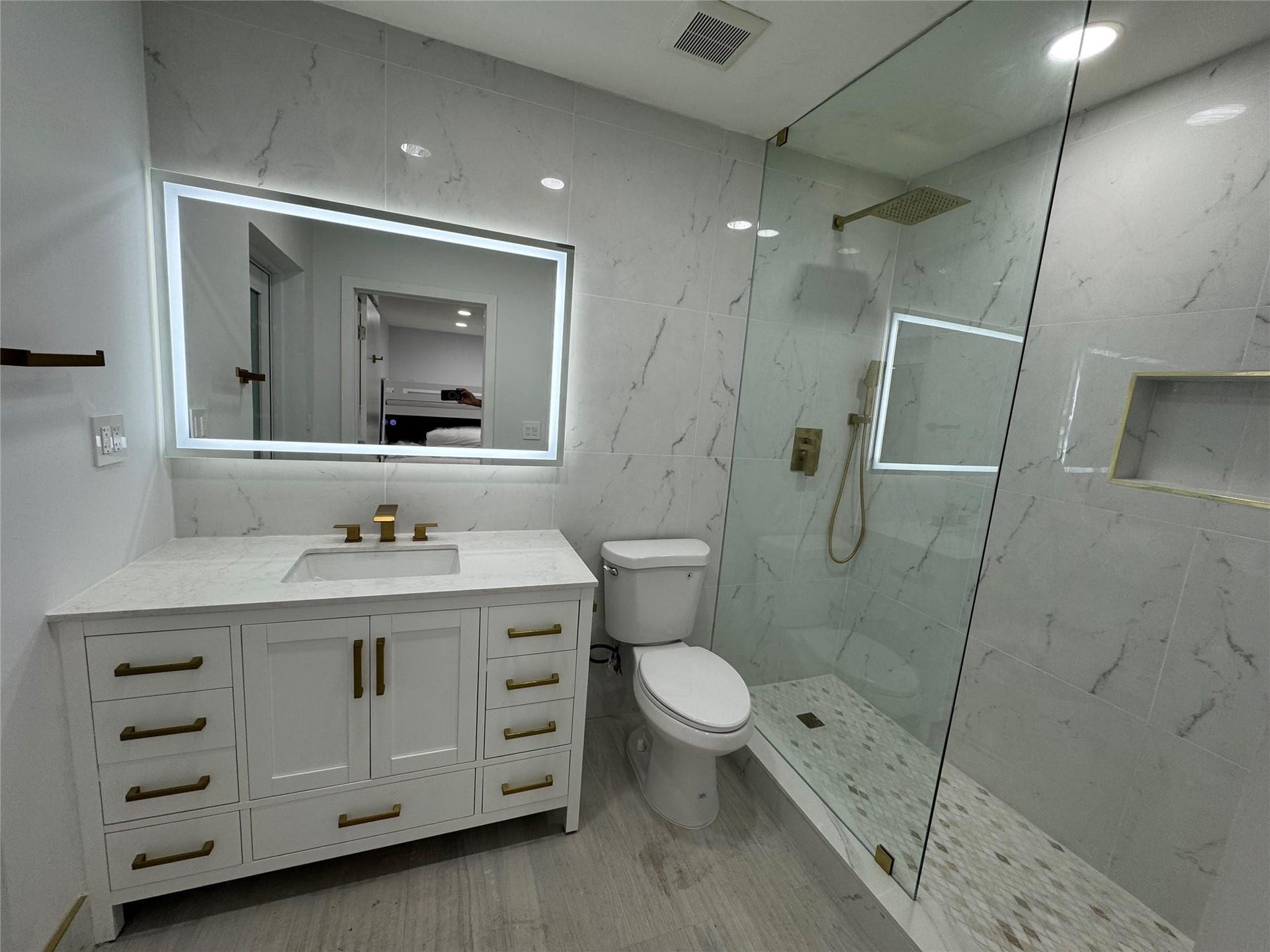 1800 SE Admirals Way, Fort Lauderdale, Fort Lauderdale, FL 33316 En-suite bathroom in Bedroom #4.