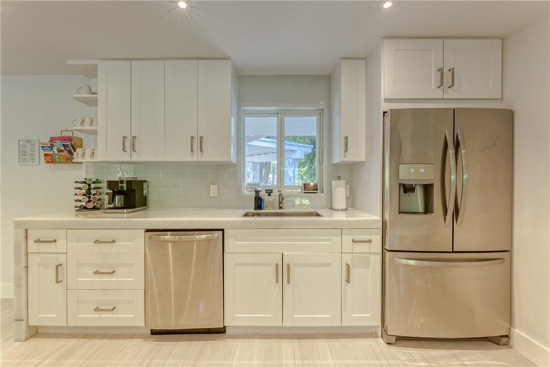 1800 SE Admirals Way, Fort Lauderdale, Fort Lauderdale, FL 33316 Beautiful fully stocked open kitchen