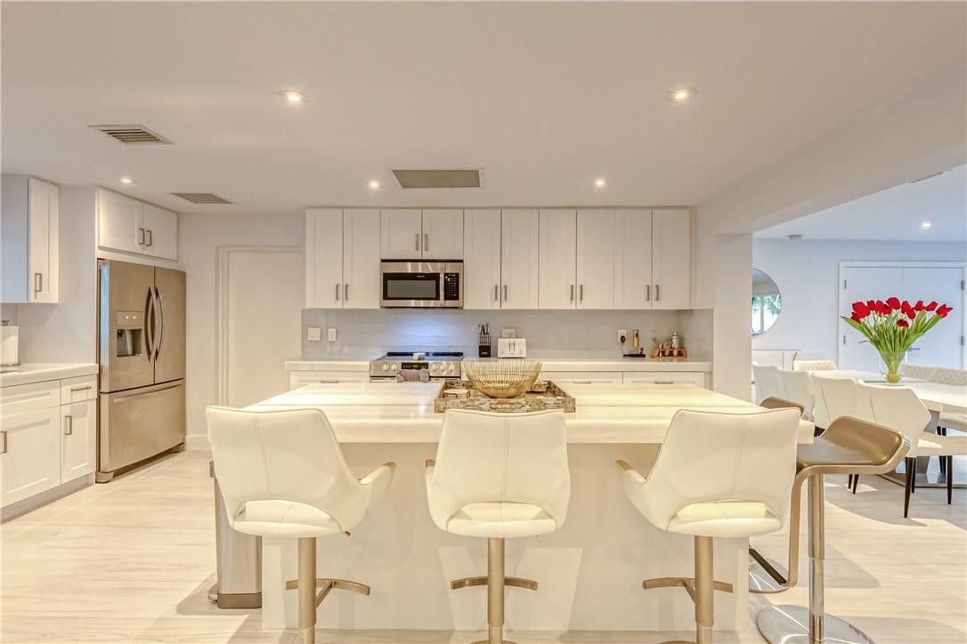 1800 SE Admirals Way, Fort Lauderdale, Fort Lauderdale, FL 33316 Marble Island bar with 5 barstools and expansive chef's kitchen.