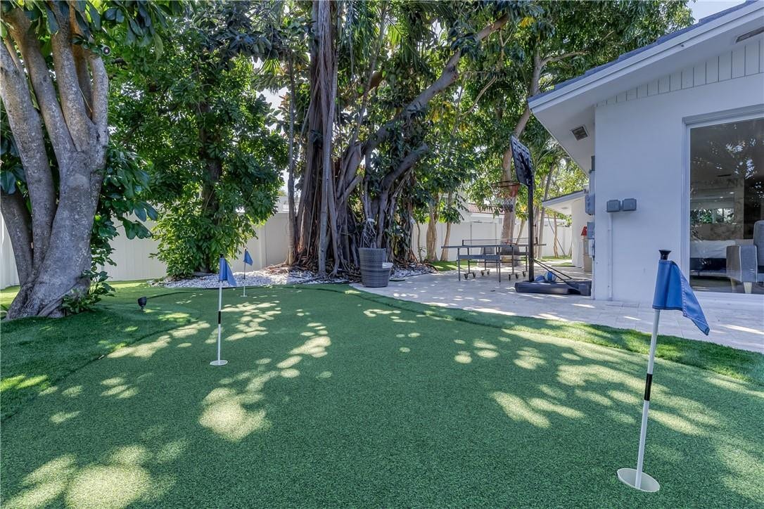 1800 SE Admirals Way, Fort Lauderdale, Fort Lauderdale, FL 33316 3 Hole Putting Green!