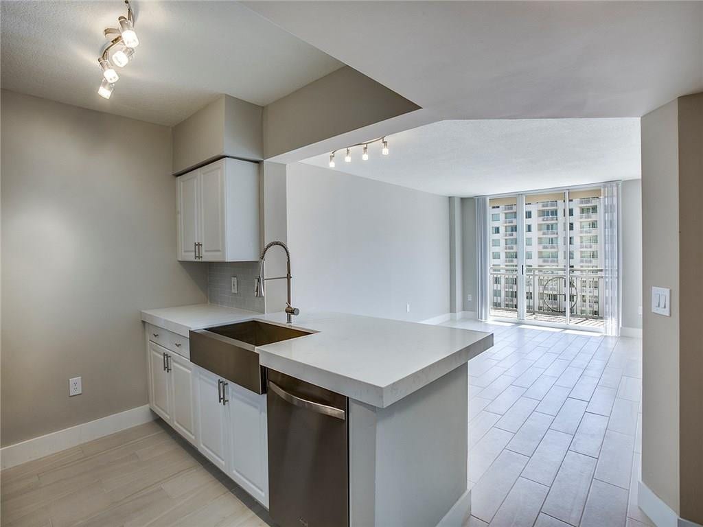 1040 Seminole Drive, #1406, Fort Lauderdale, Fort Lauderdale, FL 33304 Kitchen Living Room