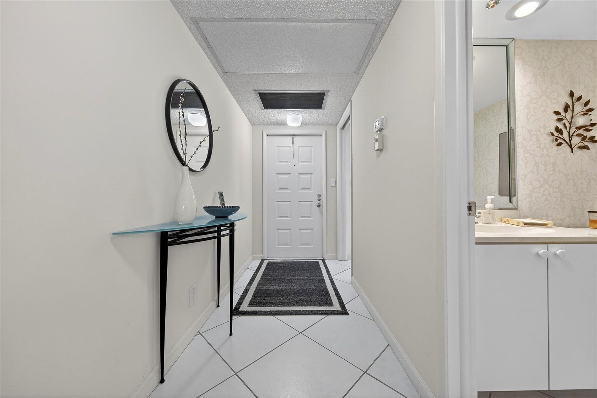 808 Cypress Boulevard, #203, Pompano Beach, FL 33069 foyer