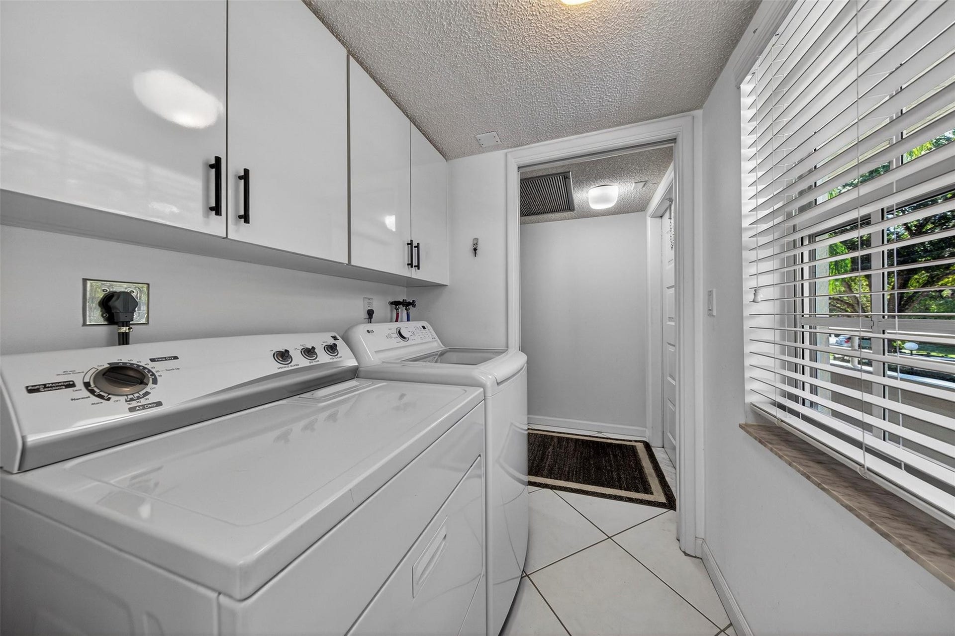 808 Cypress Boulevard, #203, Pompano Beach, FL 33069 full size washer and dryer