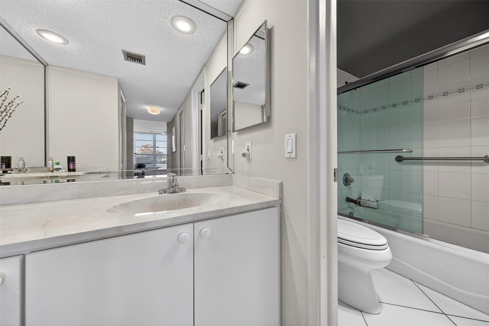 808 Cypress Boulevard, #203, Pompano Beach, FL 33069 combination tub/shower