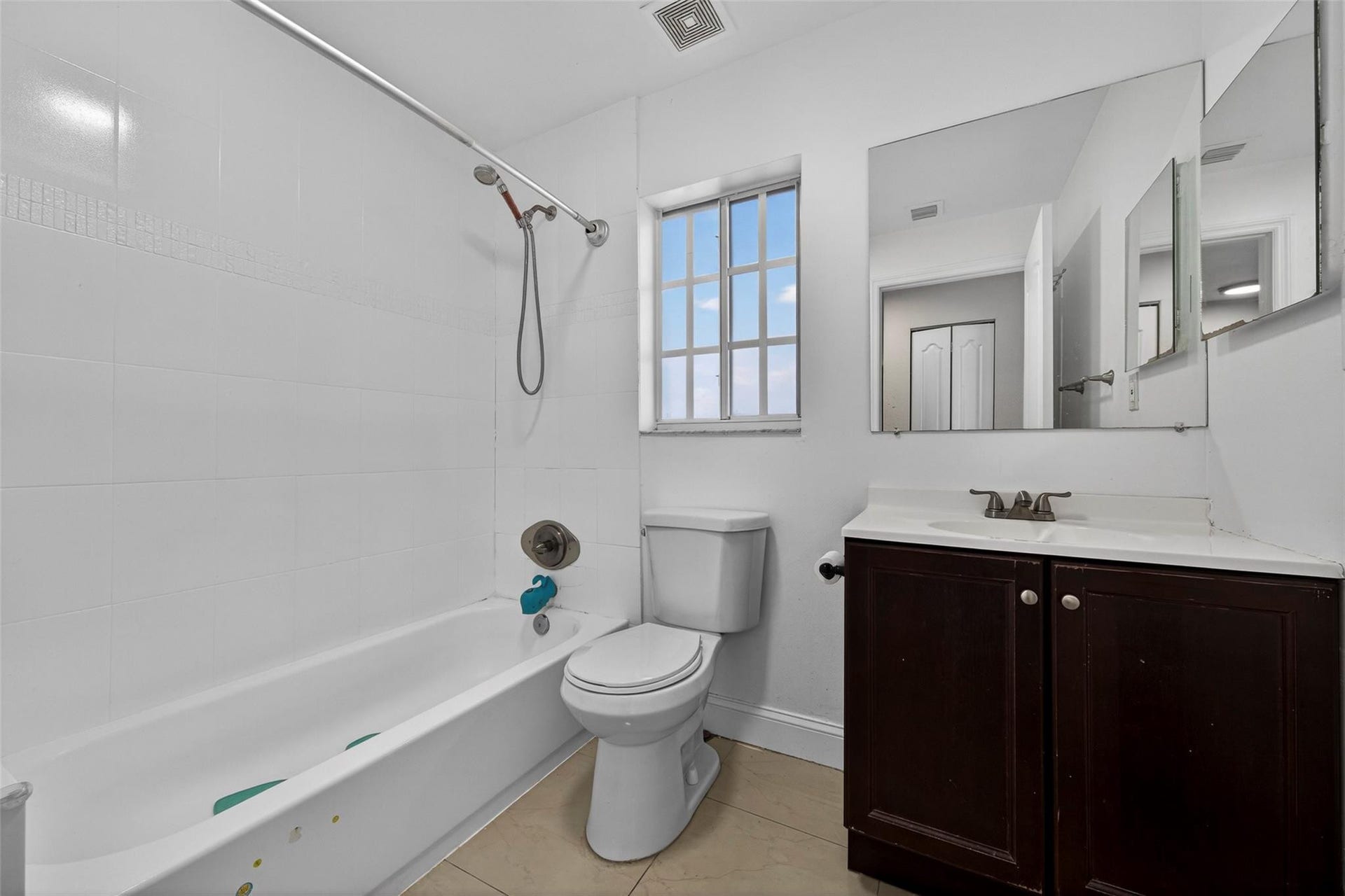 348 NW 40th Court, Oakland Park, FL 33309