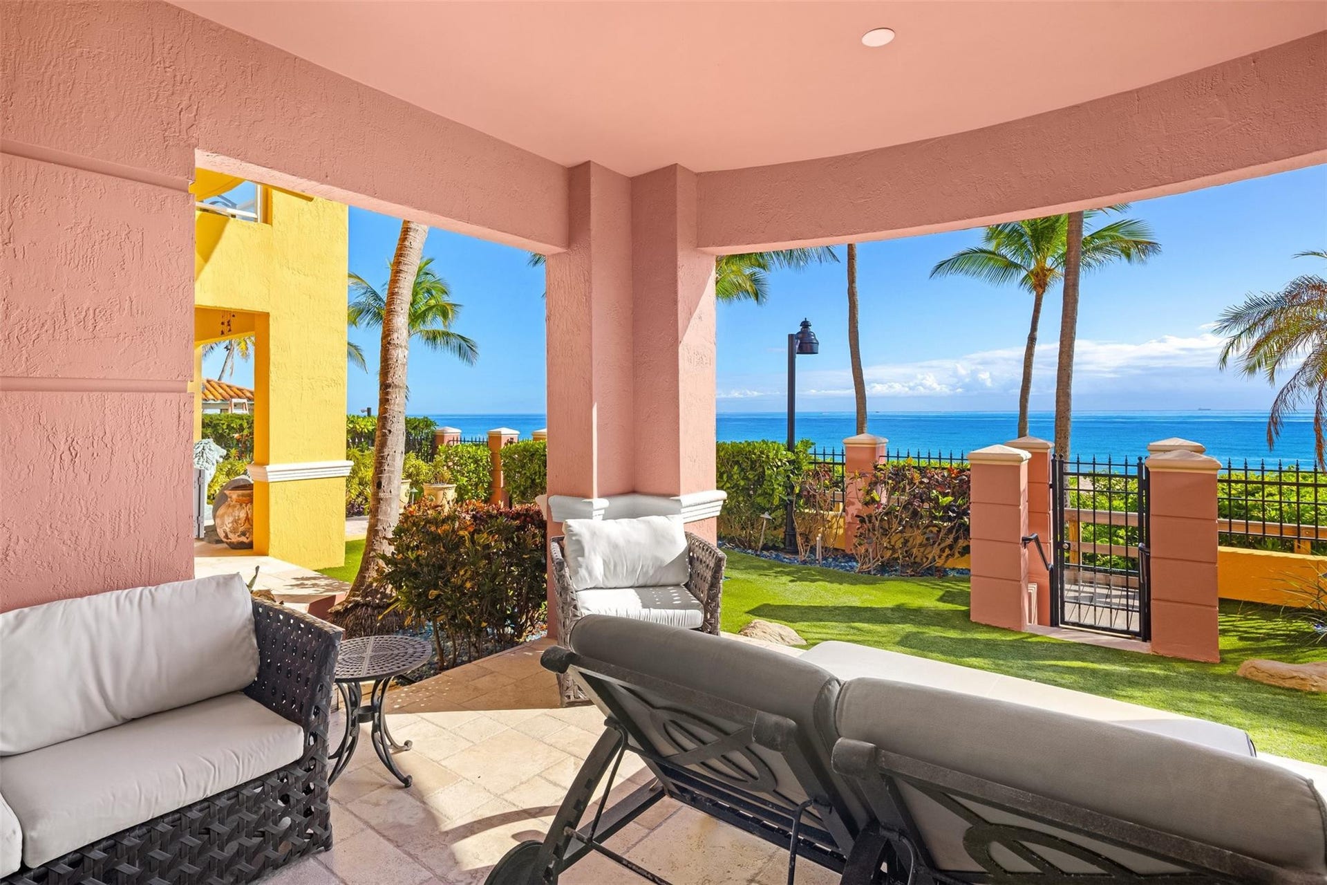 Direct Ocean Front!!