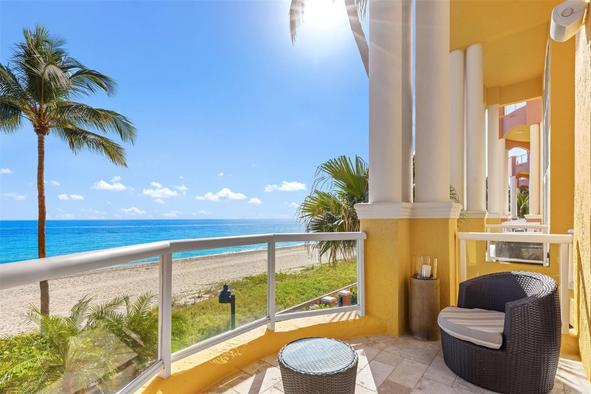Direct Ocean Front!! 2nd Floor Balcony