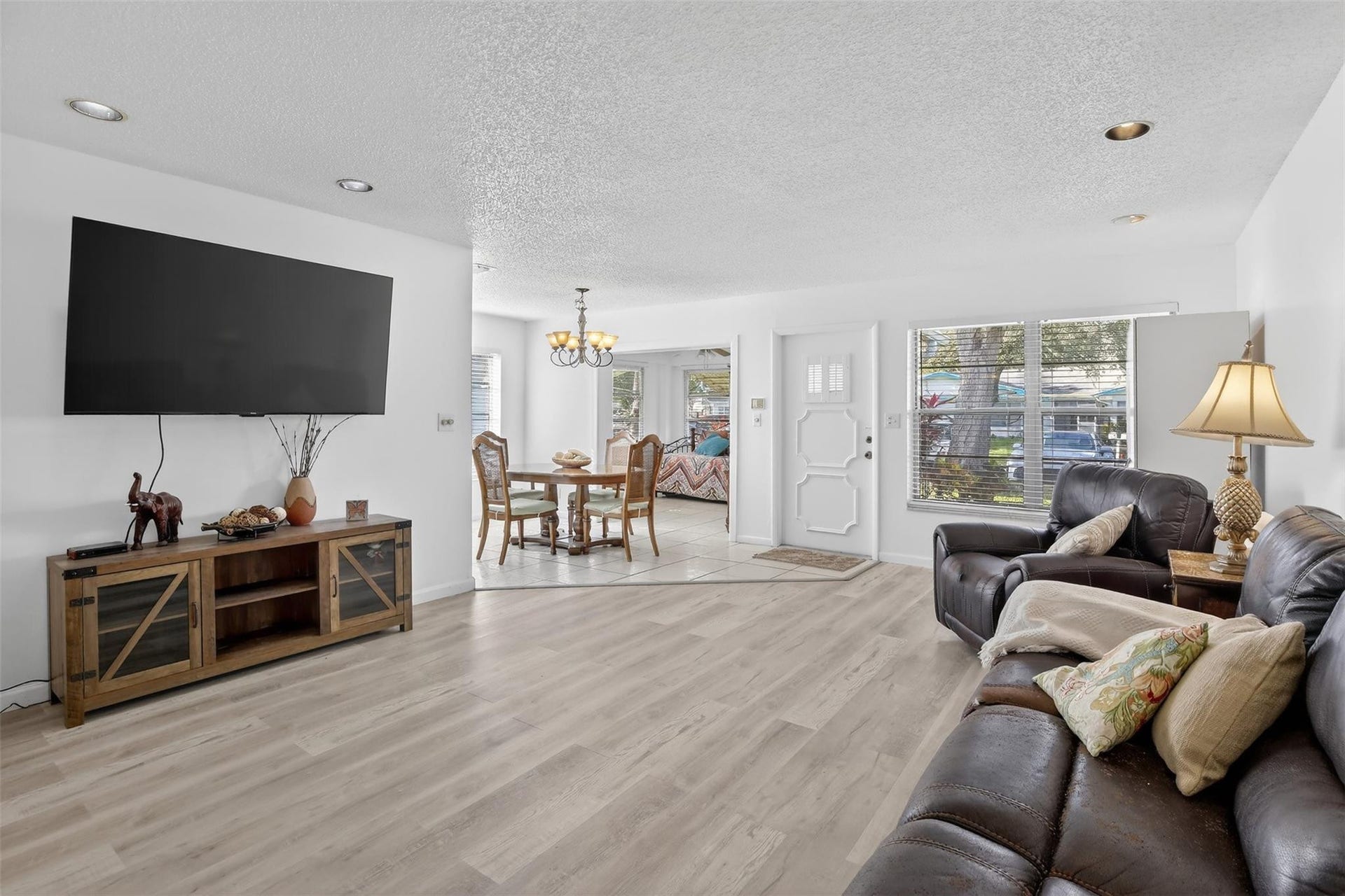 LARGE LIVING ROOM TV WILL STAY WITH BUYERS