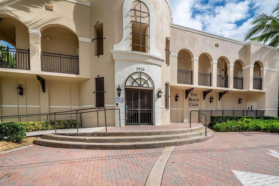 2011 N Ocean Boulevard, #902, Fort Lauderdale, FL 33305