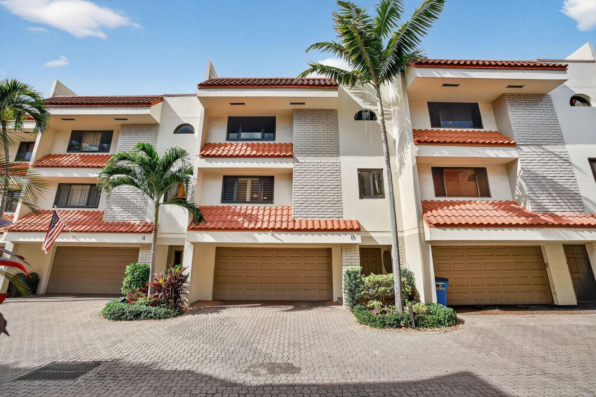 1401 NE 9th Street, #13, Fort Lauderdale, FL 33304 Front of Unit with 2 car garage
