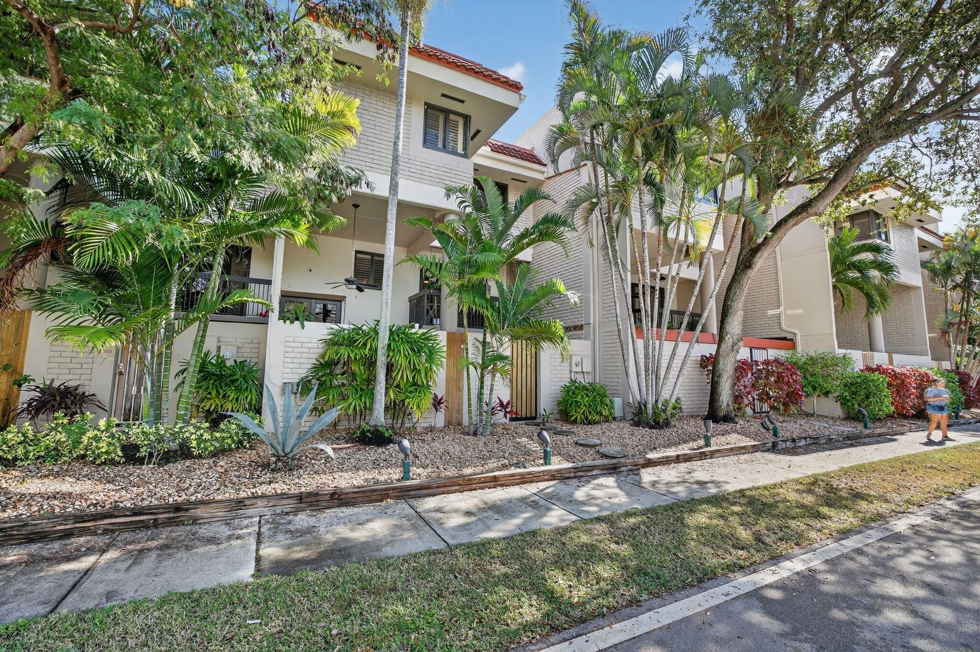 1401 NE 9th Street, #13, Fort Lauderdale, FL 33304 Back Exterior of Townhome