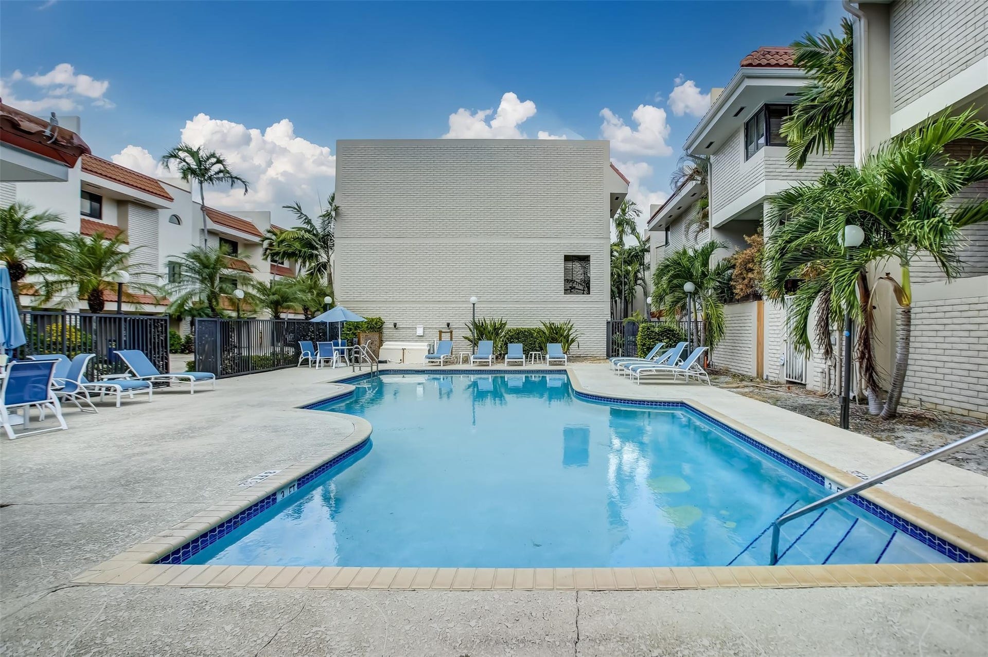 1401 NE 9th Street, #13, Fort Lauderdale, FL 33304 Community Pool