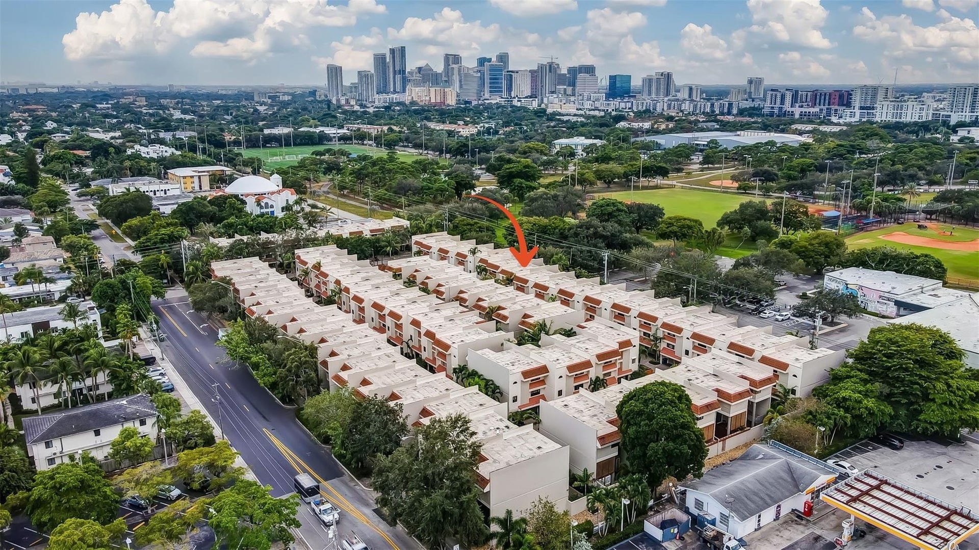 1401 NE 9th Street, #13, Fort Lauderdale, FL 33304 Aerials of Community showing location to Downtown/Las Olas with plenty of restaurants and shops.
