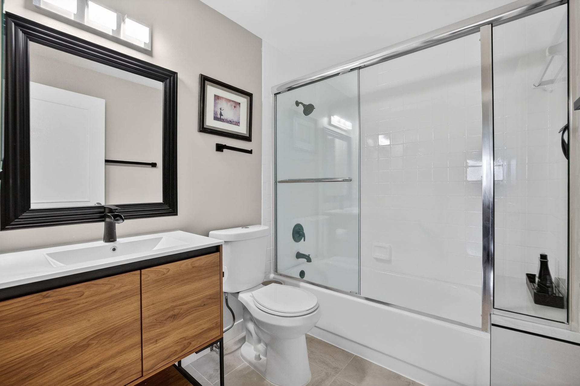1401 NE 9th Street, #13, Fort Lauderdale, FL 33304 Guest Bathroom with a tub/shower combination.