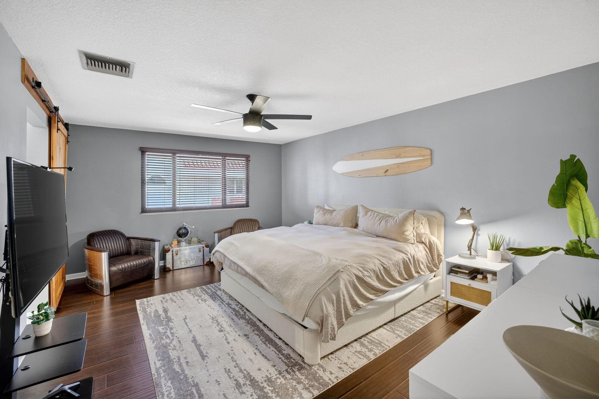 1401 NE 9th Street, #13, Fort Lauderdale, FL 33304 The oversized primary bedroom features an en-suite bathroom and 2 walk-in closets.