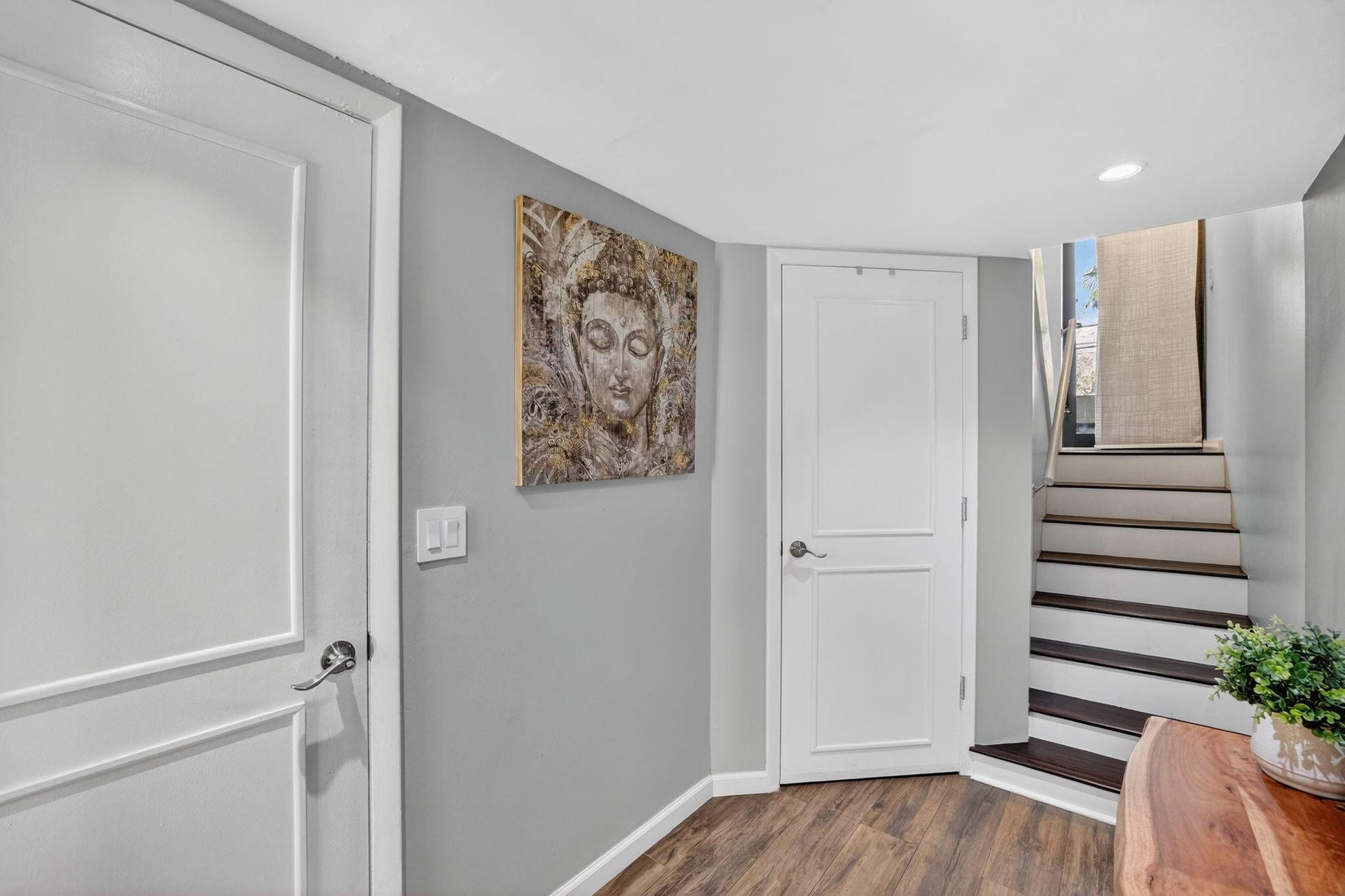 1401 NE 9th Street, #13, Fort Lauderdale, FL 33304 1st Floor Foyer with access to 2 car garage.