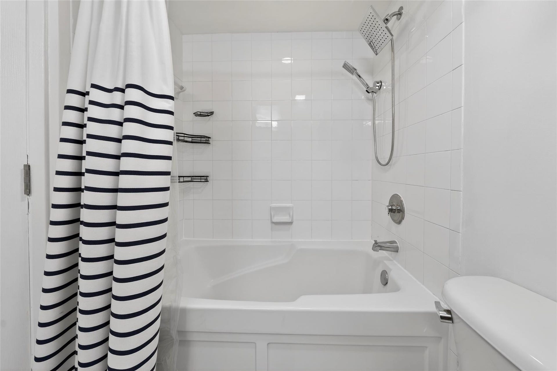 520 SE 5th Avenue, #2404, Fort Lauderdale, FL 33301 Secondary bathroom features a new vanity and a full tub with clean tile surround and updated fixtures