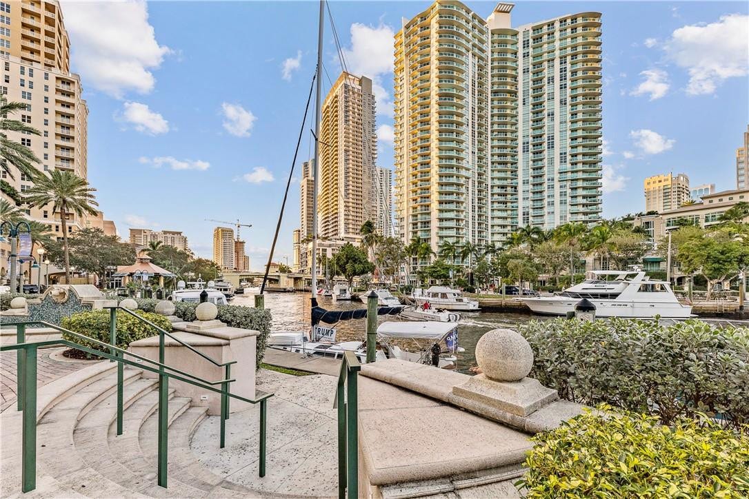 520 SE 5th Avenue, #2404, Fort Lauderdale, FL 33301 The New River is just around the corner, offering beautiful views, walking trails, and easy access to the water taxi and trolley.