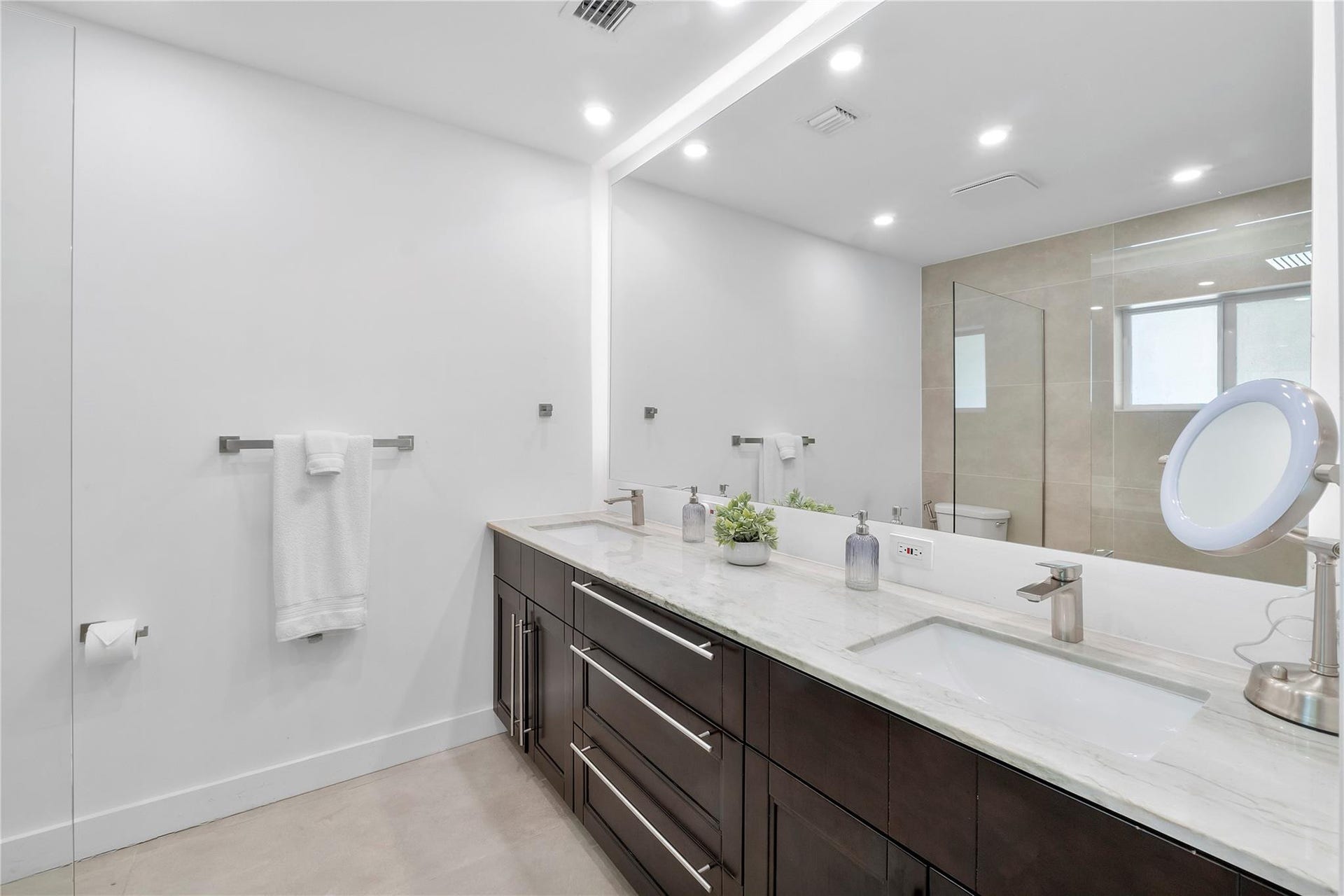 119 NW 21st Court, Wilton Manors, FL 33311 Dual sink Primary bathroom