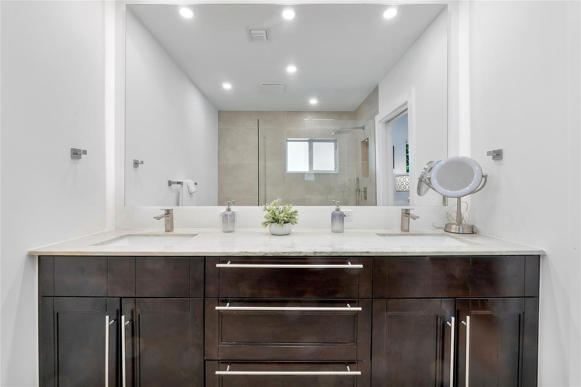 119 NW 21st Court, Wilton Manors, FL 33311 Dual sink Primary bathroom