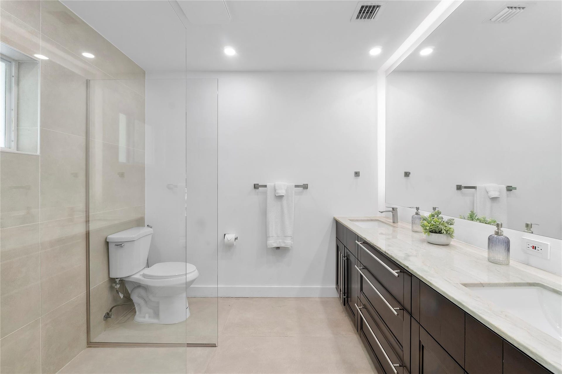 119 NW 21st Court, Wilton Manors, FL 33311 Primary bathroom