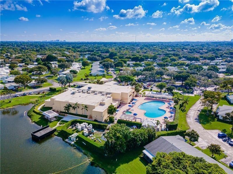 8845 NW 14th Street, Plantation, FL 33322 Clubhouse and Pool