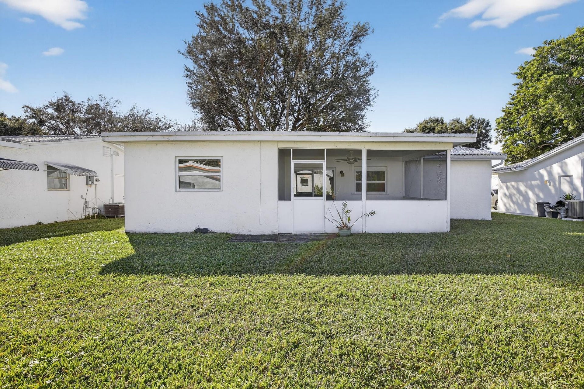 8845 NW 14th Street, Plantation, FL 33322 Lauderdale West has many lakes for your enjoyment