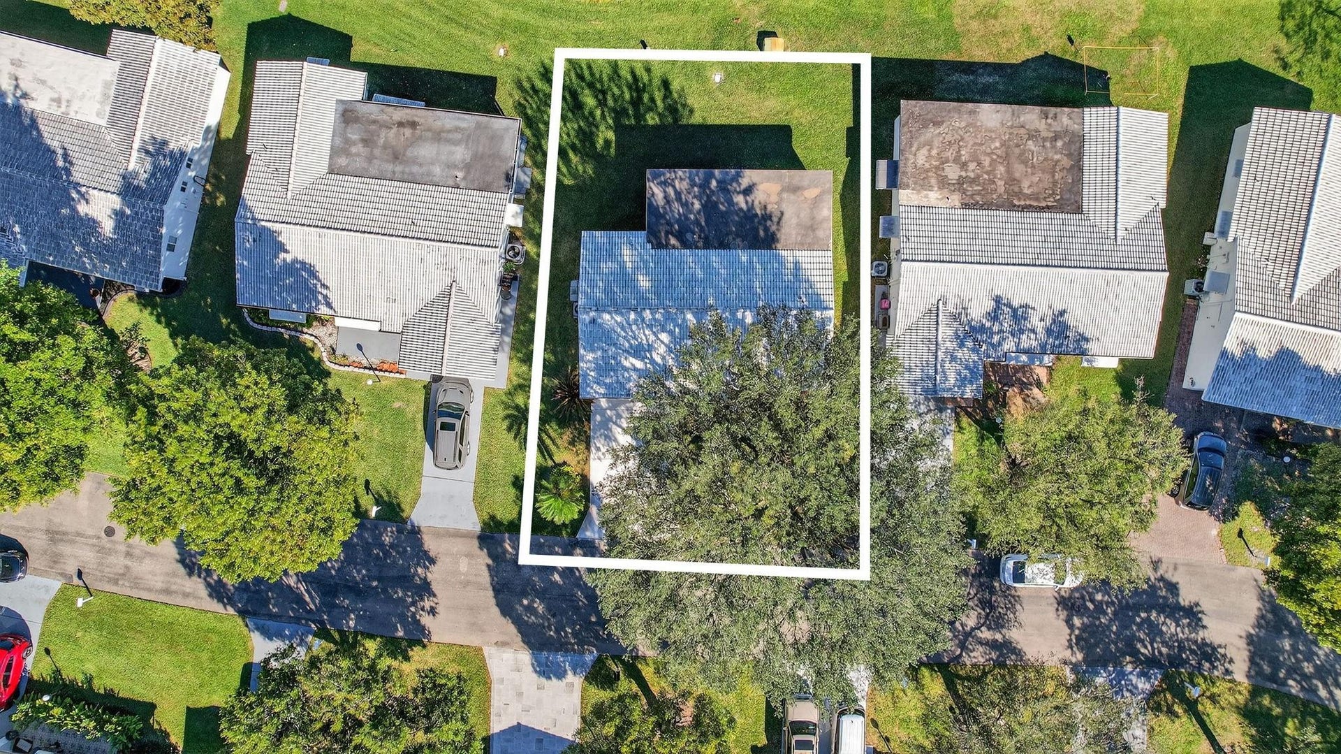 8845 NW 14th Street, Plantation, FL 33322 Lots of greenery