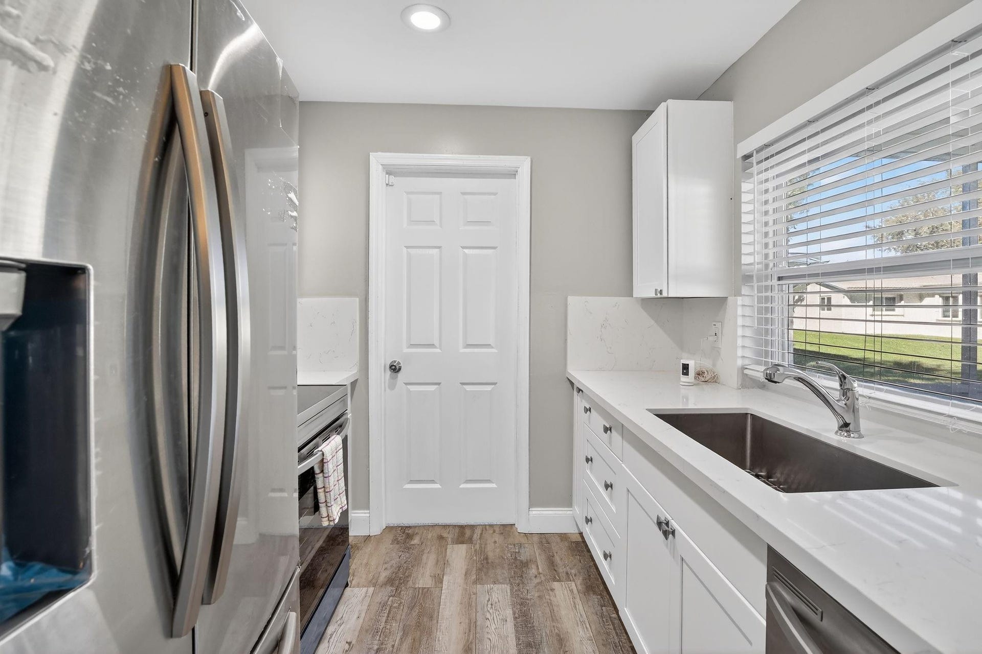 8845 NW 14th Street, Plantation, FL 33322 NEW Stainless Steel appliances and Cabinetry