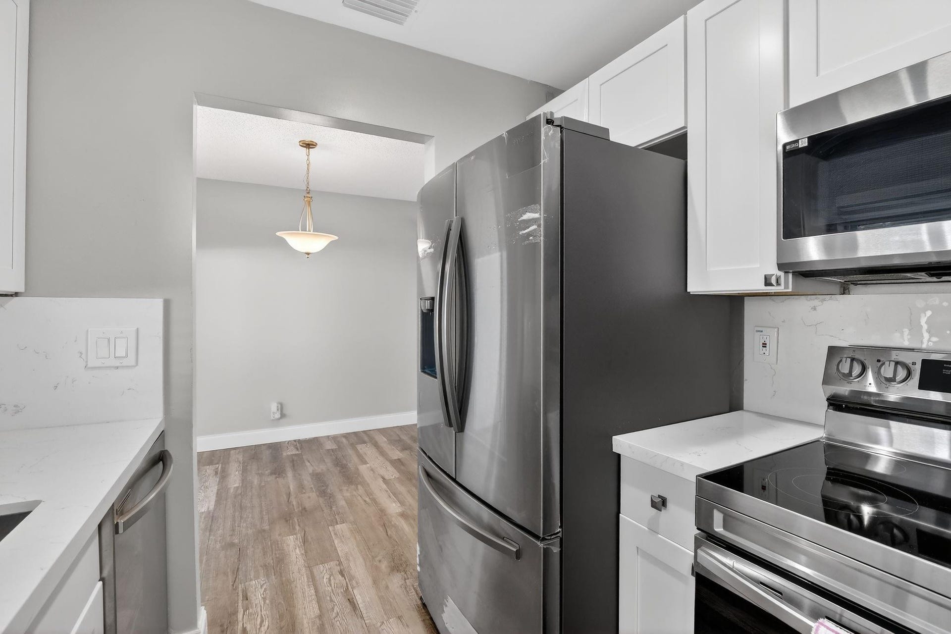 8845 NW 14th Street, Plantation, FL 33322 New Stainless Steel Appliances and Cabinetry