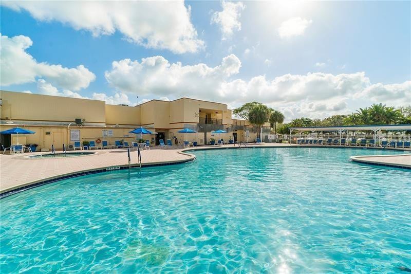 8845 NW 14th Street, Plantation, FL 33322 Main Pool with Jacuzzi and lounge chairs to enjoy!