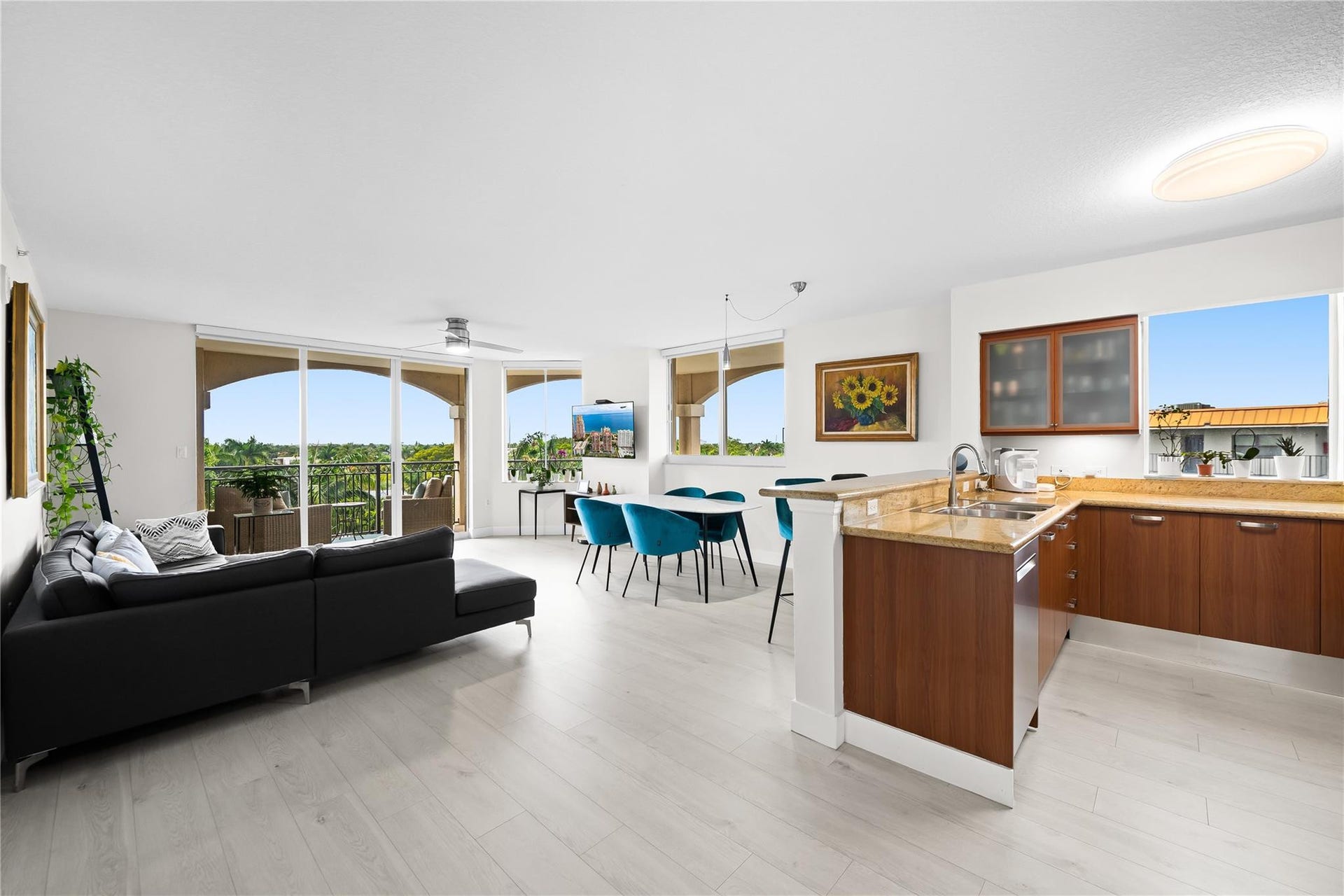 2011 N Ocean Boulevard, #504, Fort Lauderdale, FL 33305 Lounge/Kitchen